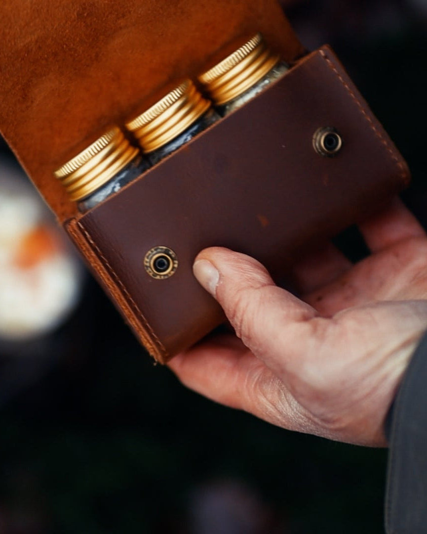 Gewürztasche aus Leder handgefertigt inklusive 3 Glassfläschchen