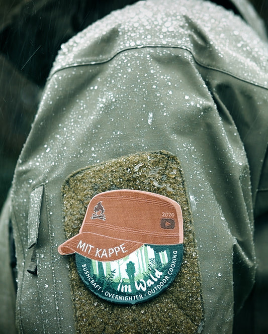 Mit Kappe im Wald – Patch (Limited Edition)