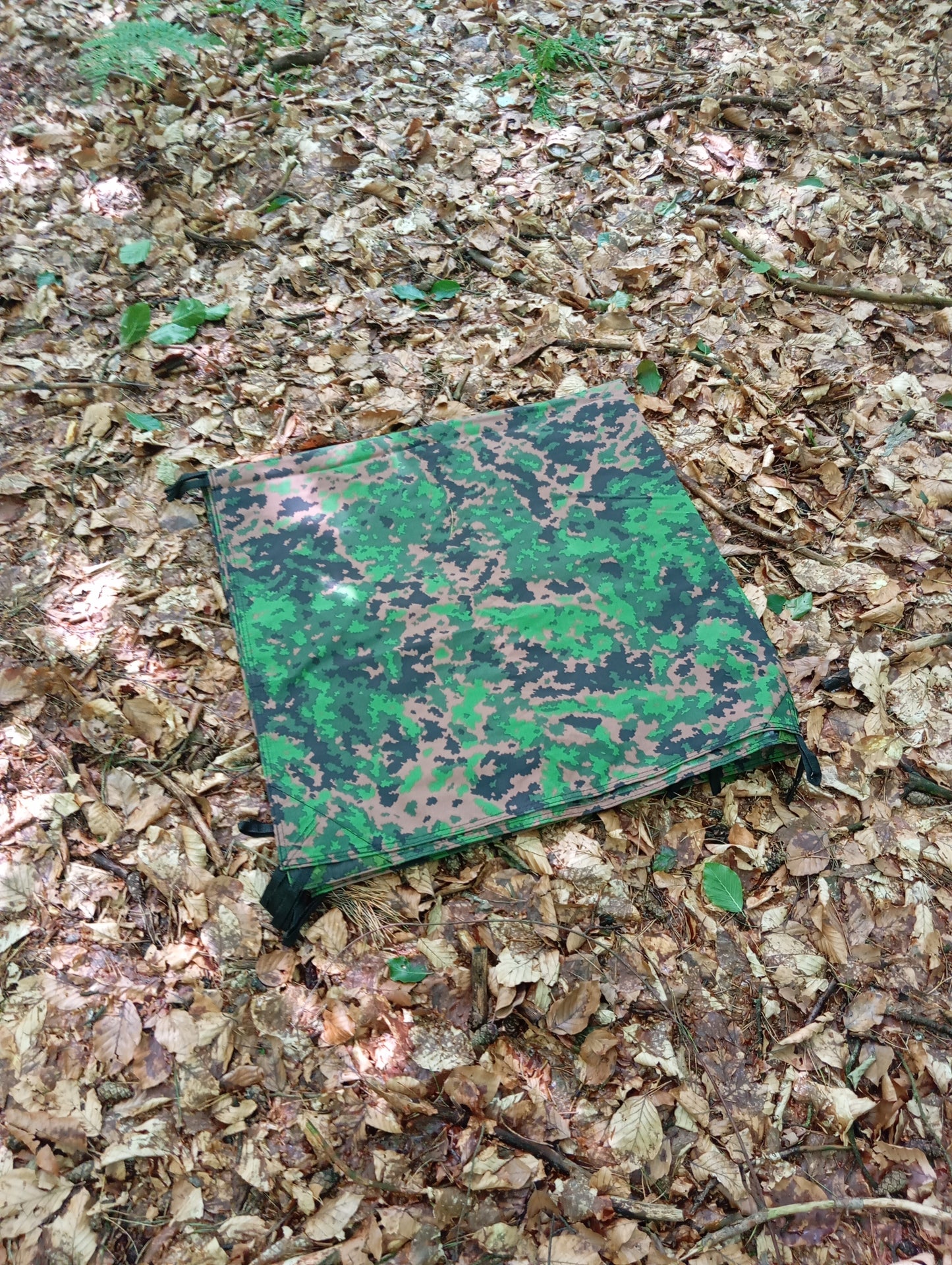 Tarp in Finnish Camo M05 with 19 guy points – 3x3 meters including pack bag