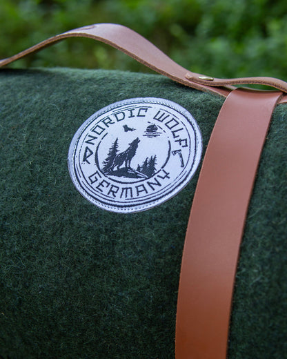 Manta de lana 100% de oveja, color verde militar, incluye correa de cuero para llevar.