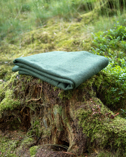 Manta de lana 100% de oveja, color verde militar, incluye correa de cuero para llevar.