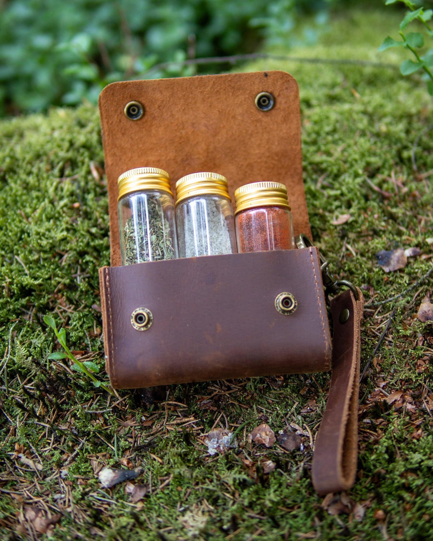 Bolsa de especias de cuero hecha a mano que incluye 3 botellas de vidrio.