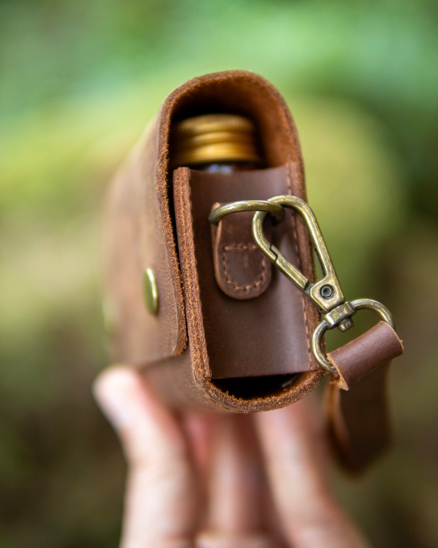 Bolsa de especias de cuero hecha a mano que incluye 3 botellas de vidrio.