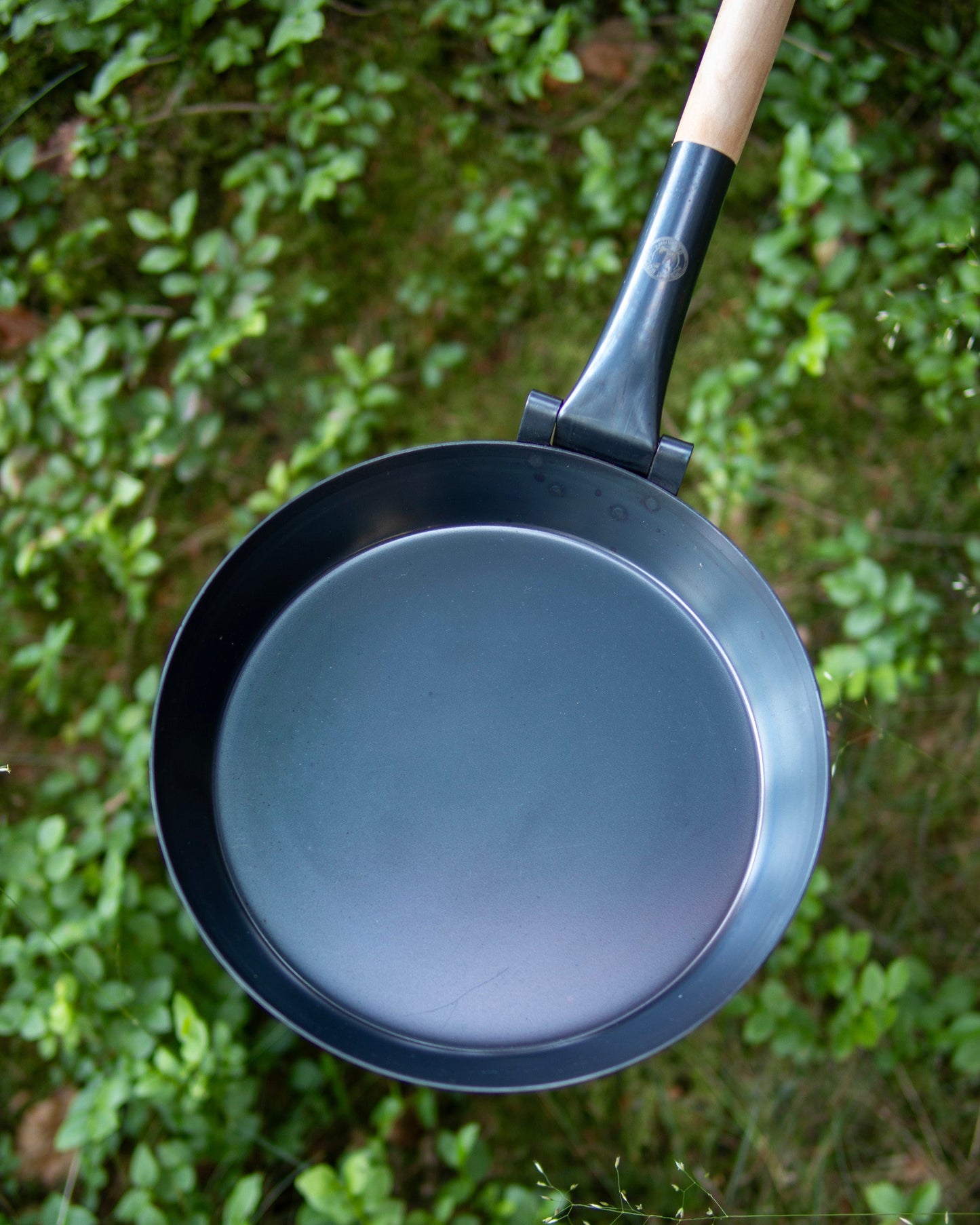 Hunter's pan Ø24 cm with folding handle made of wood and carbon steel