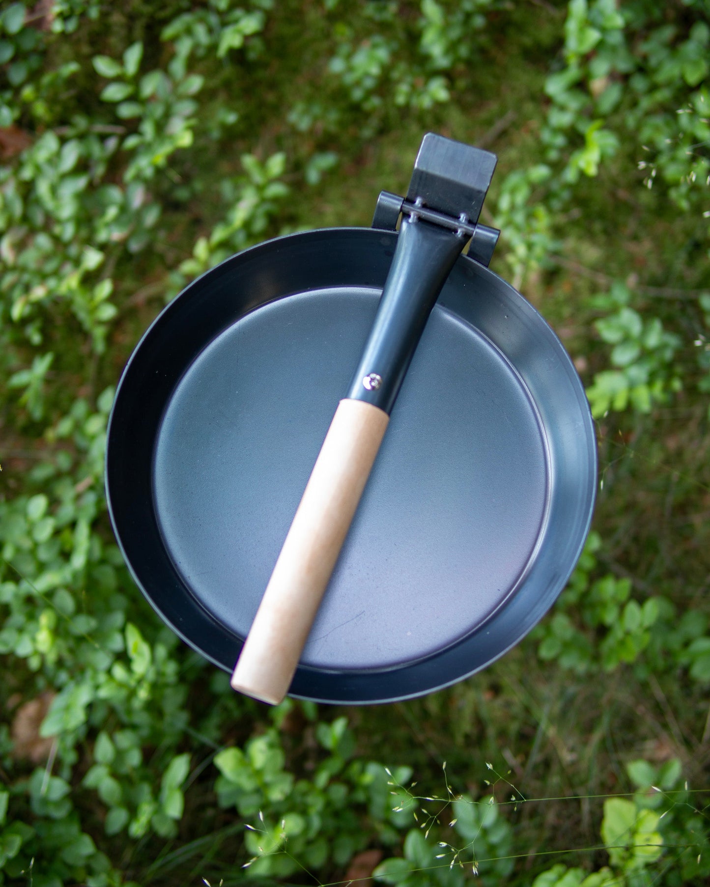 Hunter's pan Ø24 cm with folding handle made of wood and carbon steel