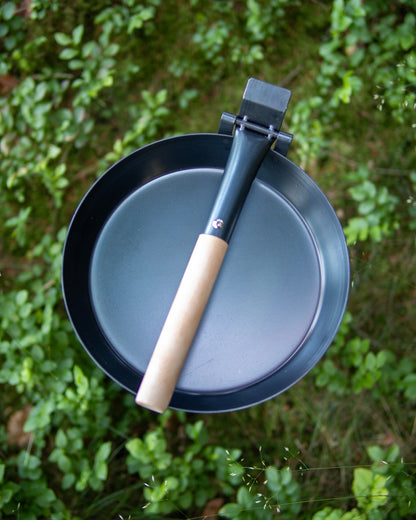 Hunter's pan Ø24 cm with folding handle made of wood and carbon steel
