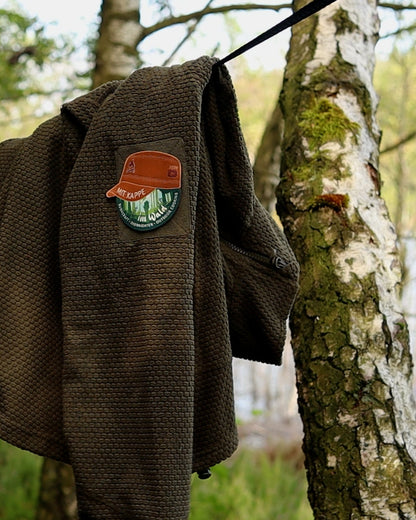 Mit Kappe im Wald – Patch (Limited Edition)
