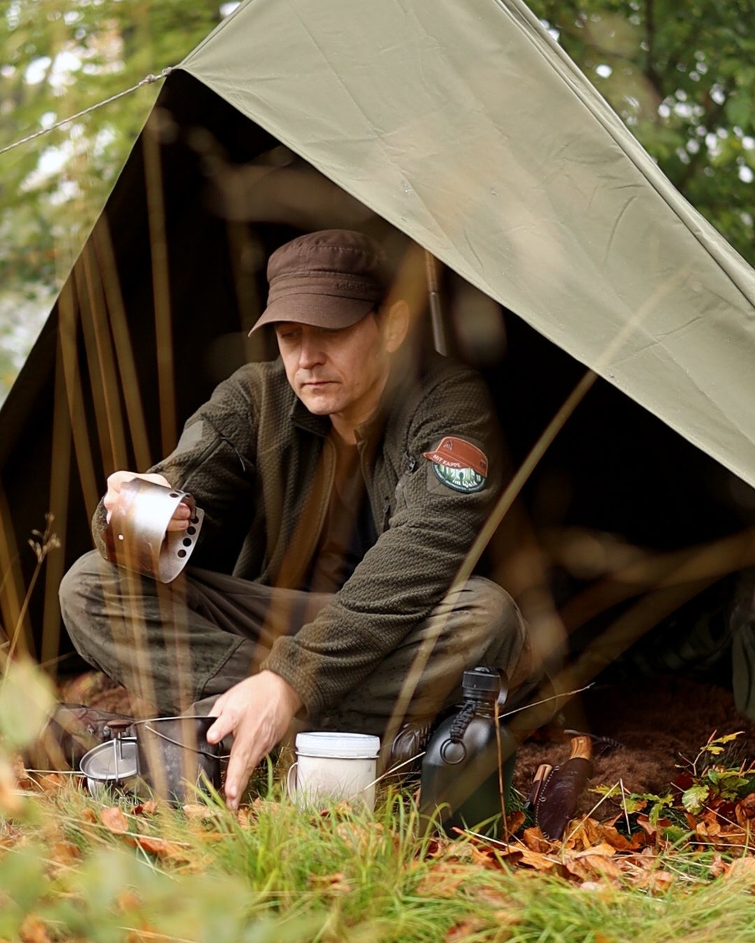 Simon mit Kappe im Wald
