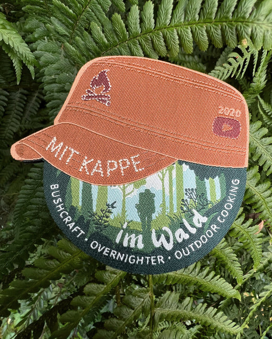 Mit Kappe im Wald – Patch (Limited Edition)