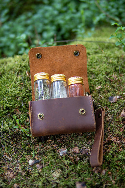 Bolsa de especias de cuero hecha a mano que incluye 3 botellas de vidrio.