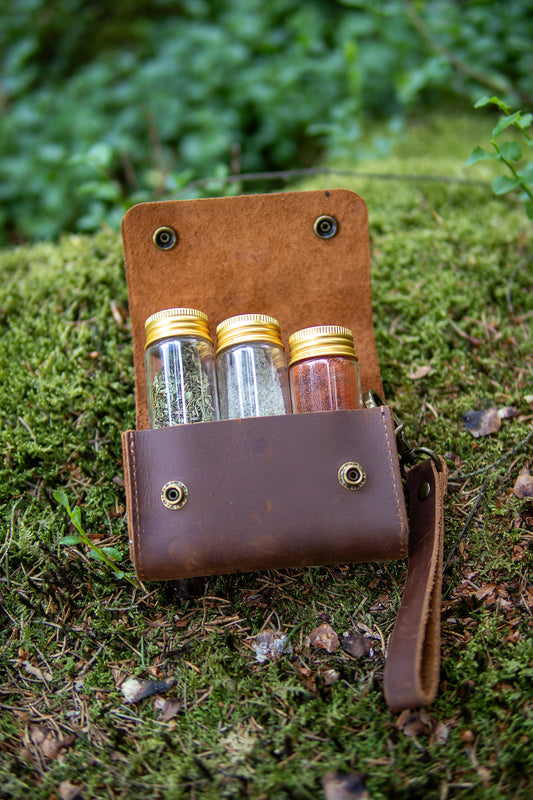 Bolsa de especias de cuero hecha a mano que incluye 3 botellas de vidrio.