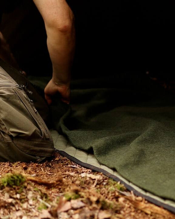 Wolldecke aus 100 % Schafswolle – Armeegrün, inkl. Leder-Trageriemen