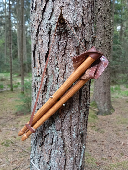 Dreibeinhocker aus Massivem Escheholz und Rindsleder