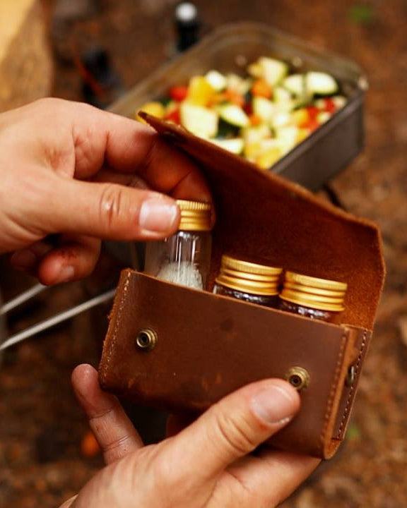 Bolsa de especias de cuero hecha a mano que incluye 3 botellas de vidrio.