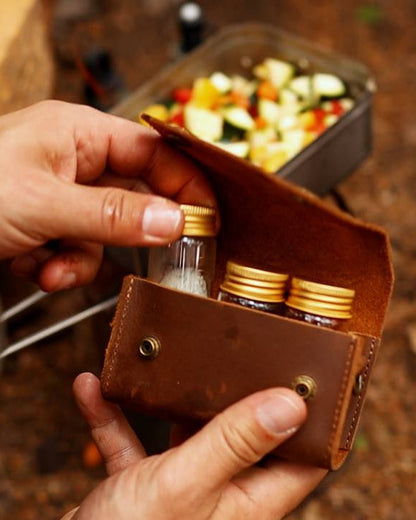 Bolsa de especias de cuero hecha a mano que incluye 3 botellas de vidrio.