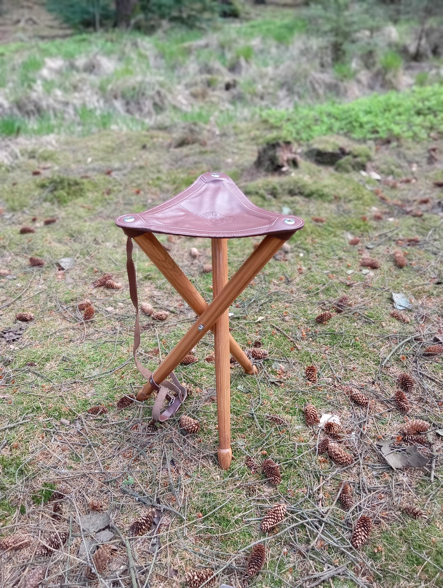 Dreibeinhocker aus Massivem Escheholz und Rindsleder